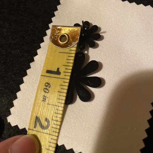 ✨Sutrugs Daisy Black & Gold Tone Post Earrings✨ NIB - Picture 6 of 6